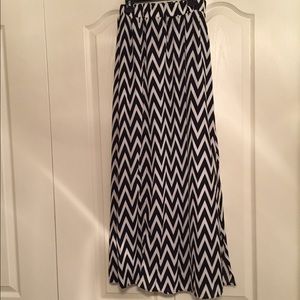 Black and white chevron print skirt